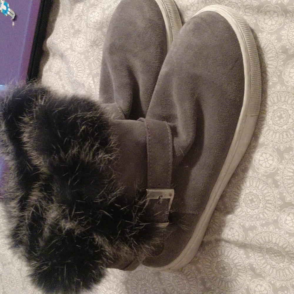 Gray suede sneaker/bootie with faux fur top sz 7 US